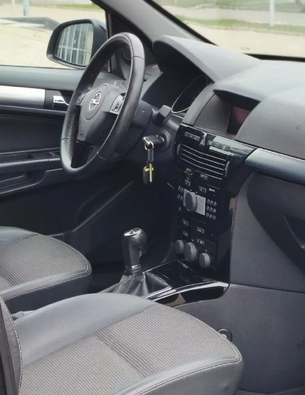 Opel astra год 2011 мотор 1.8 атмосферный коробка механика пробег 194.000 родной любые проверки. кузов весь в родном окрасе без ржавчины ! комплектация cosmo комбинированный кожаный салон датчик света и дождя, парктроники, круиз, климат, мультируль и. т.д. резина зима-лето в хорошем состоянии ! авто без вложений от слова совсем ! цена 680.000 +79490454766 +79498069344 telegram +79915588803 - фотография - 7