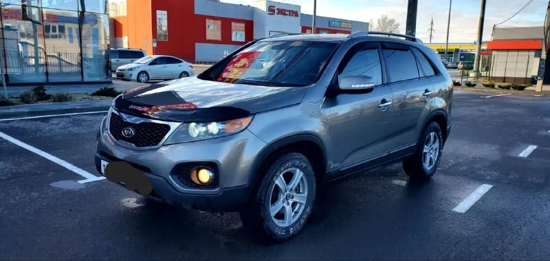 ​🚗 продается kia sorento 2012 — идеальное состояние! ​предлагаю к продаже надежный и полностью обслуженный кроссовер kia sorento 2012 года. ​⚙️ основные характеристики: ​год выпуска: 2012 ​двигатель: бензин, 2.4\text{ л} ​трансмиссия: автоматическая коробка передач (акпп) ​привод: полный привод ​пробег: 218 000\text{ км} ​✨ состояние автомобиля: ​кузов: в родном окрасе. автомобиль без дтп. кузов выглядит достойно, никаких следов ржавчины ("рыжиков") и вмятин нет. ​техника: машина находится в идеальном состоянии и абсолютно без вложений. двигатель, коробка передач и ходовая часть — всё в отличном рабочем состоянии. ​электрика: полностью исправна! работает абсолютно каждая кнопка, ошибок на приборной панели нет. ​📜 юридическая чистота: ​документы: я — собственник (хозяин) по документам. ​чистота: документы кристально чистые. готов к любому переоформлению через гаи. ​💰 цена: 1 370 000 рублей ​остальная информация и детали — по телефону. звоните! ​📞 телефон: +7 949 493 25 03 - фотография - 2