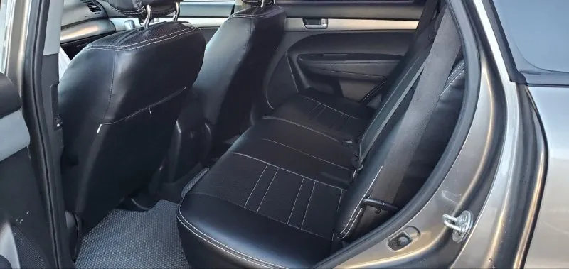 ​🚗 продается kia sorento 2012 — идеальное состояние! ​предлагаю к продаже надежный и полностью обслуженный кроссовер kia sorento 2012 года. ​⚙️ основные характеристики: ​год выпуска: 2012 ​двигатель: бензин, 2.4\text{ л} ​трансмиссия: автоматическая коробка передач (акпп) ​привод: полный привод ​пробег: 218 000\text{ км} ​✨ состояние автомобиля: ​кузов: в родном окрасе. автомобиль без дтп. кузов выглядит достойно, никаких следов ржавчины ("рыжиков") и вмятин нет. ​техника: машина находится в идеальном состоянии и абсолютно без вложений. двигатель, коробка передач и ходовая часть — всё в отличном рабочем состоянии. ​электрика: полностью исправна! работает абсолютно каждая кнопка, ошибок на приборной панели нет. ​📜 юридическая чистота: ​документы: я — собственник (хозяин) по документам. ​чистота: документы кристально чистые. готов к любому переоформлению через гаи. ​💰 цена: 1 370 000 рублей ​остальная информация и детали — по телефону. звоните! ​📞 телефон: +7 949 493 25 03 - фотография - 9