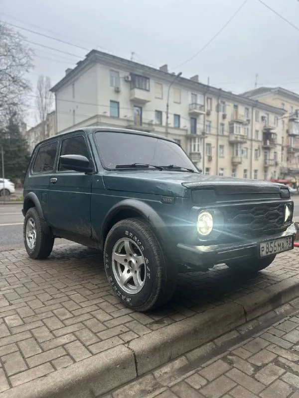 В продаже нива 2121 2000 год нива в отличном состоянии вид имеет сильный коробка 5 ступка мосты раздатка все работают литые диски с резиной ровные не бьют по трассе едет вибраций нет мотор тянет хорошо не дымит все в рабочем состоянии печка греет, поворотники стопы габариты ближний дальний раздатка понижайка все включается лед оптика вкруг тонировка в круг 5 даже лобовое хорошая музыка новая резина на титанах салон ковшы сидения очень удобные, стеклоподъемники, и другое осмотр макеевка по желанию могу пригнать куда нужно будет документы чистые без штрафов и запретов смотреть город макеевка цена 250 000 в продаже 2 нивы есть тел +7 (949) 638-01-13 - фотография - 4