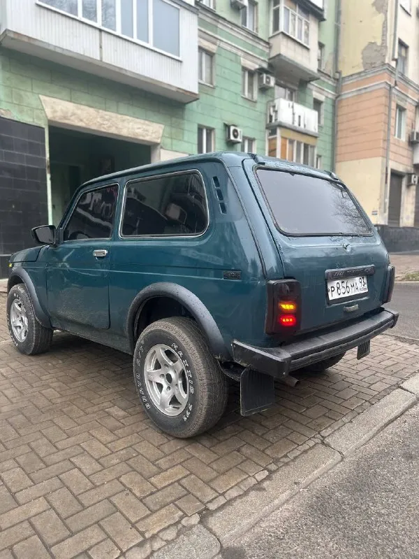 В продаже нива 2121 2000 год нива в отличном состоянии вид имеет сильный коробка 5 ступка мосты раздатка все работают литые диски с резиной ровные не бьют по трассе едет вибраций нет мотор тянет хорошо не дымит все в рабочем состоянии печка греет, поворотники стопы габариты ближний дальний раздатка понижайка все включается лед оптика вкруг тонировка в круг 5 даже лобовое хорошая музыка новая резина на титанах салон ковшы сидения очень удобные, стеклоподъемники, и другое осмотр макеевка по желанию могу пригнать куда нужно будет документы чистые без штрафов и запретов смотреть город макеевка цена 250 000 в продаже 2 нивы есть тел +7 (949) 638-01-13 - фотография - 5