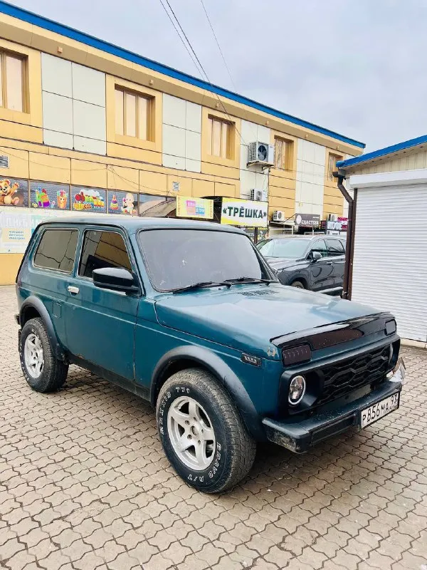 В продаже нива 2121 2000 год нива в отличном состоянии вид имеет сильный коробка 5 ступка мосты раздатка все работают литые диски с резиной ровные не бьют по трассе едет вибраций нет мотор тянет хорошо не дымит все в рабочем состоянии печка греет, поворотники стопы габариты ближний дальний раздатка понижайка все включается лед оптика вкруг тонировка в круг 5 даже лобовое хорошая музыка новая резина на титанах салон ковшы сидения очень удобные, стеклоподъемники, и другое осмотр макеевка по желанию могу пригнать куда нужно будет документы чистые без штрафов и запретов смотреть город макеевка цена 250 000 в продаже 2 нивы есть тел +7 (949) 638-01-13 - фотография - 7