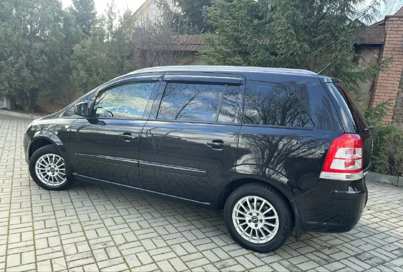 Продаю opel зафира б год выпуска 2013 состояние автомобиля отличное технически автомобиль в идеальном состоянии вложение абсолютно не требует не каких! все (т-о)проводились вовремя по регламенту кузов без гнили ржавчин вмятин автомобиль очень бережной эксплуатации!гаражного хранения в дтп автомобиль. некогда не участвовал салон трансформер вместительный 7-местный чистый, очень ухоженный, не прокуренный !!! комплектация двигатель 1.8 кппмеханика климат контроль электроусилитель руля подогрев сидений подогрев. зеркал. электро омыватель фар. электро складывание зеркал электро настройка зеркал корректор фар. противотуманные фары мульти руль. круиз-контроль. датчик света, датчик дождя. сигнализация центральный замок 2 комплекта ключей все сервисные книги чеки (abs)анти букс подушки безопасности акустика 8 динамиков титановые диски новая зимняя+летняя резина фото и описание соответствует автомобилю на 100%! просмотр город донецк будённовский рай 📲 tg: @aaa20001503 📞 звоните: +7(949)5095914 - фотография - 2