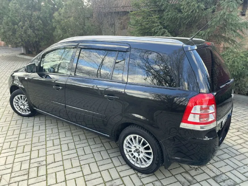 Продаю opel зафира б год выпуска 2013 состояние автомобиля отличное технически автомобиль в идеальном состоянии вложение абсолютно не требует не каких! все (т-о)проводились вовремя по регламенту кузов без гнили ржавчин вмятин автомобиль очень бережной эксплуатации!гаражного хранения в дтп автомобиль. некогда не участвовал салон трансформер вместительный 7-местный чистый, очень ухоженный, не прокуренный !!! комплектация двигатель 1.8 кппмеханика климат контроль электроусилитель руля подогрев сидений подогрев. зеркал. электро омыватель фар. электро складывание зеркал электро настройка зеркал корректор фар. противотуманные фары мульти руль. круиз-контроль. датчик света, датчик дождя. сигнализация центральный замок 2 комплекта ключей все сервисные книги чеки (abs)анти букс подушки безопасности акустика 8 динамиков титановые диски новая зимняя+летняя резина фото и описание соответствует автомобилю на 100%! просмотр город донецк будённовский рай 📲 tg: @aaa20001503 📞 звоните: +7(949)5095914 - фотография - 4