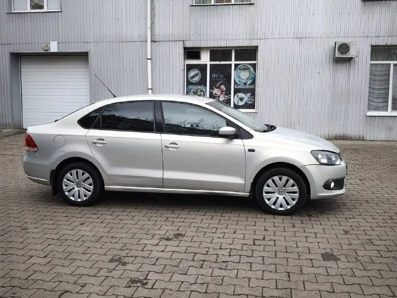 Продаю volkswagen polo 2012 года двигатель 1.6 mpi механика родной пробег 250 тыс км зелёная автотека цена 635.000 тысяч контакты 89494589851 автомобиль в хорошем состоянии без дтп в комплектации: кондиционер заправлен работает отлично, полный электро пакет, подогревы сидений, андроид магнитола, камера заднего вида. технически полностью обслуженный автомобиль не требует вложений, на 180 регионе, два комплекта колес лето на литых дисках, документы кристально чистые, остальные вопросы по телефону. осмотр донецк. 📲 tg: kristina kris💞 📞 звоните: +7(949)4589851 - фотография - 5