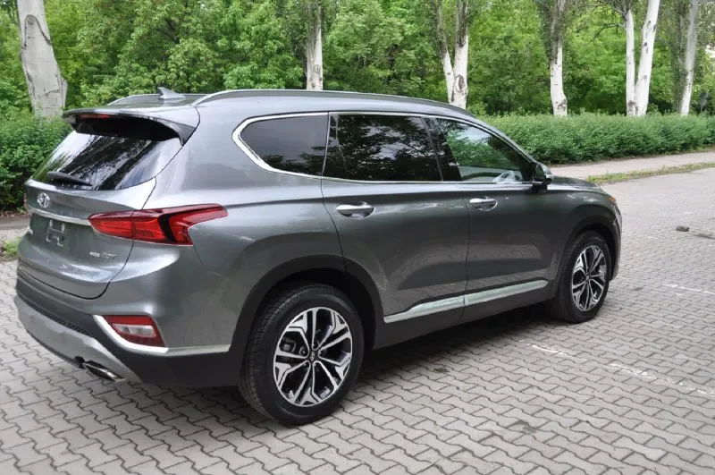 Hyundai santa fe 2018, двигатель 2.0 турбобензин, пробег 136т. км. привод полный. комплектация: -проекция лобового - автоматический дальный свет; - электроподогрев боковых зеркал; -обогрев руля - электропривод, вентиляция и подогрев передних сидений; - подогрев задних сидений, -электростеклоподъемники; - электропривод багажника; - раздельный климат-контроль; - камеры 360; - задние парктроники; - система предупреждения от столкновения; - система контроля удержания в полосе; - адаптивный круиз-контроль; - панорамная крыша; - перфорированная обивка сидений из натуральной кожи; - премиальная аудио-система infinity; - шторки на стеклах задних дверей; бережная эксплуатация. хранение в гараже. своевременное обслуживание. 2 900 000₽ тел +79493641611, +79493391175 📞 звоните: +7(949)3641611 - фотография - 2
