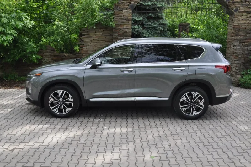 Hyundai santa fe 2018, двигатель 2.0 турбобензин, пробег 136т. км. привод полный. комплектация: -проекция лобового - автоматический дальный свет; - электроподогрев боковых зеркал; -обогрев руля - электропривод, вентиляция и подогрев передних сидений; - подогрев задних сидений, -электростеклоподъемники; - электропривод багажника; - раздельный климат-контроль; - камеры 360; - задние парктроники; - система предупреждения от столкновения; - система контроля удержания в полосе; - адаптивный круиз-контроль; - панорамная крыша; - перфорированная обивка сидений из натуральной кожи; - премиальная аудио-система infinity; - шторки на стеклах задних дверей; бережная эксплуатация. хранение в гараже. своевременное обслуживание. 2 900 000₽ тел +79493641611, +79493391175 📞 звоните: +7(949)3641611 - фотография - 3