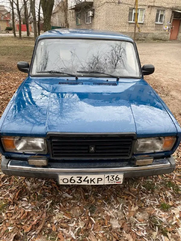 Продам 2107, 2006 года выпуска, инжектор, техническая часть на отлично, машина не гнилая, дно пороги в идеале, кузов так же ровный, есть сколы и незначительные притёртости в силу возраста. музыка, сигнализация, двигатель работает ровно, запускается в любой мороз. осмотр г. донецк (донецк-сити). цена 210.000 тысяч рублей. торг после осмотра. +79494410951 +79003019455 - фотография - 3