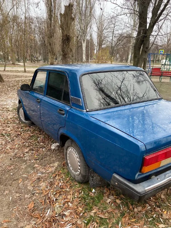 Продам 2107, 2006 года выпуска, инжектор, техническая часть на отлично, машина не гнилая, дно пороги в идеале, кузов так же ровный, есть сколы и незначительные притёртости в силу возраста. музыка, сигнализация, двигатель работает ровно, запускается в любой мороз. осмотр г. донецк (донецк-сити). цена 210.000 тысяч рублей. торг после осмотра. +79494410951 +79003019455 - фотография - 4