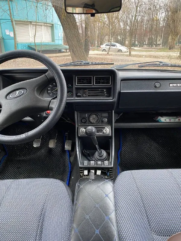 Продам 2107, 2006 года выпуска, инжектор, техническая часть на отлично, машина не гнилая, дно пороги в идеале, кузов так же ровный, есть сколы и незначительные притёртости в силу возраста. музыка, сигнализация, двигатель работает ровно, запускается в любой мороз. осмотр г. донецк (донецк-сити). цена 210.000 тысяч рублей. торг после осмотра. +79494410951 +79003019455 - фотография - 6