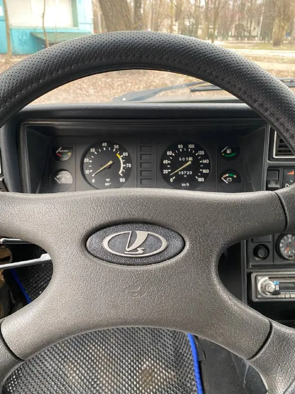 Продам 2107, 2006 года выпуска, инжектор, техническая часть на отлично, машина не гнилая, дно пороги в идеале, кузов так же ровный, есть сколы и незначительные притёртости в силу возраста. музыка, сигнализация, двигатель работает ровно, запускается в любой мороз. осмотр г. донецк (донецк-сити). цена 210.000 тысяч рублей. торг после осмотра. +79494410951 +79003019455 - фотография - 8