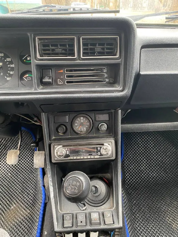 Продам 2107, 2006 года выпуска, инжектор, техническая часть на отлично, машина не гнилая, дно пороги в идеале, кузов так же ровный, есть сколы и незначительные притёртости в силу возраста. музыка, сигнализация, двигатель работает ровно, запускается в любой мороз. осмотр г. донецк (донецк-сити). цена 210.000 тысяч рублей. торг после осмотра. +79494410951 +79003019455 - фотография - 9