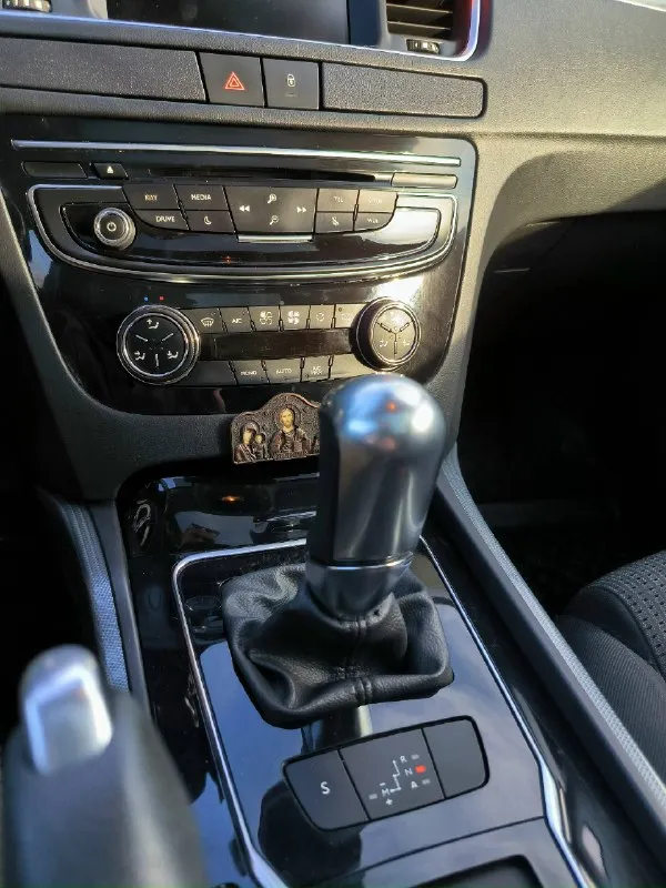 Продам peugeot 508. 2015 г рестайлинг в хорошем состоянии 1.6 расход 6.3л по городу автомат - 6ст пробег 250.543 км понарама, спутниковая навигация климат контроль, круиз, подрулевые липистки, датчик давления шин, датчик света, дождя, светодиодная оптика два комплекта колёс bridgestone почти новые. машина полность исправна: поставил акамулятор новый, новые форсунки +тнвд. четыре аморта + пружины-новые +помпа и ремень грм цена 950.000₽ тел +7 949 324-16-24 📞 звоните: +7(949)3241624 - фотография - 5