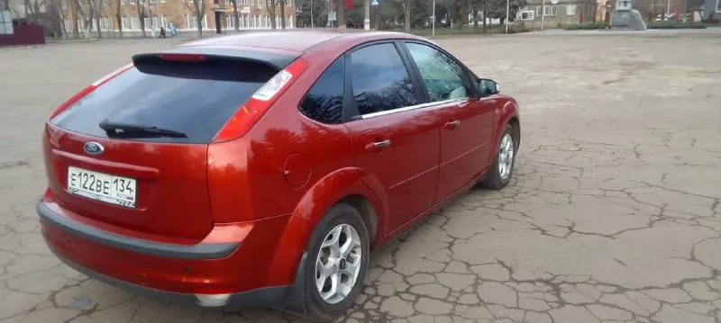 Всех приветствую 👋, продам хорошего форда! ford focus 2-го поколения. 2007г. в. абсолютно вся зеленая автотека, и жирная комплектация. находился около 8 лет в одной семье, за автомобилем ухаживали и относились с трепетом! кузов и техническая часть просто супер! двигатель 1.8 125 сил, работает отлично, без троений и посторонних шумов, масло не берет, динамика очень хорошая! коробка передач в норме, переключается как положено, никаких хрустов и вылетов нету. ходовая часть также в норме, без стуков и прочего! кузов целый! как на фото, без ржавчины и гнили, авто без дтп! все герметики родные, железо родное, стекла родные. комплектации chia, климат контроль, система abs esp, подогрев сидений, гидроусилитель руля, 4.стеклоподъемника, эл. регулировка зеркал, заводские книжки, два ключа, сигнализация matrix 300x с автозапуском. документы чистые без штрафов запретов, оформление без проблем! цена 545.000т. торг. тел: +7 (949) 426-74-93 telegram: +7 905 496-06-38. в подарок отдам второй комплект резины! - фотография - 3