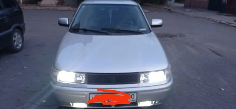 Продам ваз 2110, 2006г. пробег 282000км. объем 1,6л. 8клапанов( клапана не гнет). стекла все заводские, передние стеклоподъёмники с доводчиками, сигнализация и центральный замок( два брелка), лэд противотуманки и ближний свет, зеркала с повторителями поворотов, салон чистый, газ никогда не стоял, 2 хозяина. дно и бордюры обработаны, машина обезшумлена. компрессия во всех 4-х цилиндрах 12!. сел и поехал, никаких вложений не нужно. стоит экономная прошивка, расход по трассе 5,5-6л. новая зимняя резина. цена: 310000 торг. +79493608958 📞 звоните: +7(949)3608958 - фотография - 7