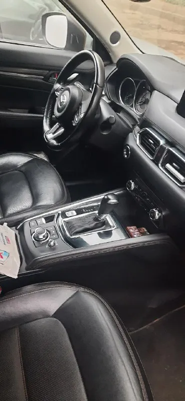 Mazda cx - 5 skyactiv technology год выпуска: 2018 объём двигателя: 2.5 коробка передач: автомат пробег: 92 тыс км привод: полный цена: 2 600 000₽ торг автомобиль находится в алчевске диски: r 19 адаптивный круиз контроль (авто держит дистанцию до в переди идущего авто). адаптивный радар ( распознавание дорожных знаков на дороге, и удержание полосы). проекция на лобовое стекло. адаптивный свет ( при повороте руля поворачивается фара. при обнаружении встречного автомобиля включается или выключается дальний свет). кожаный салон. 2 комплекта резины. владею автомобилем 1.7года. jm3kfbdm2j0430248 +79591067007 📞 звоните: +7(959)1067007 - фотография - 5