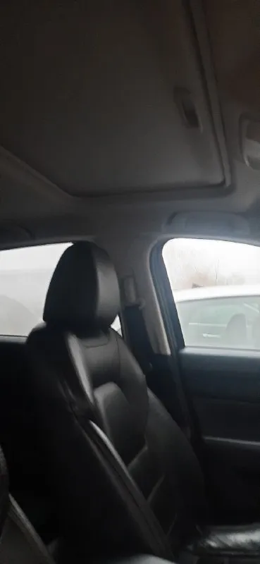 Mazda cx - 5 skyactiv technology год выпуска: 2018 объём двигателя: 2.5 коробка передач: автомат пробег: 92 тыс км привод: полный цена: 2 600 000₽ торг автомобиль находится в алчевске диски: r 19 адаптивный круиз контроль (авто держит дистанцию до в переди идущего авто). адаптивный радар ( распознавание дорожных знаков на дороге, и удержание полосы). проекция на лобовое стекло. адаптивный свет ( при повороте руля поворачивается фара. при обнаружении встречного автомобиля включается или выключается дальний свет). кожаный салон. 2 комплекта резины. владею автомобилем 1.7года. jm3kfbdm2j0430248 +79591067007 📞 звоните: +7(959)1067007 - фотография - 7