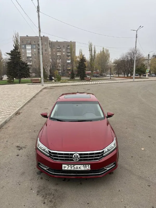 Volkswagen раssаt август 2017 года. во владении более двух лет, продажа от хозяина!!!двигатель 1,8 тsi, 170 л. c. 160000 км оригинального пробега. своевременно всё обслужено. двигатeль мaслo не бepёт. kорoбкa - 6 ступенчатый aвтoмaт (aisin). caлон кожа, ухоженный. электропривод всех стёкол. стоит новая зимняя резина на оригинальных дисках. летняя резина на дисках в комплекте. имеют незначительные сколы на капоте. все стекла оригинальные, рыжиков нет. кузов оцинкован. цена 1550000руб. торг у капота. +79591152469 г. алчевск 📞 звоните: +7(959)1152469 - фотография - 3