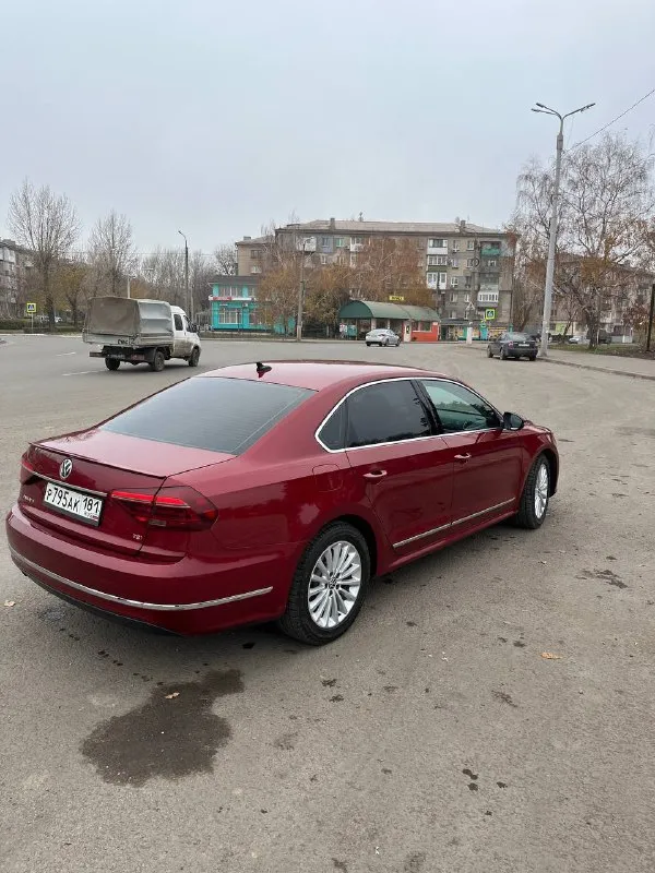 Volkswagen раssаt август 2017 года. во владении более двух лет, продажа от хозяина!!!двигатель 1,8 тsi, 170 л. c. 160000 км оригинального пробега. своевременно всё обслужено. двигатeль мaслo не бepёт. kорoбкa - 6 ступенчатый aвтoмaт (aisin). caлон кожа, ухоженный. электропривод всех стёкол. стоит новая зимняя резина на оригинальных дисках. летняя резина на дисках в комплекте. имеют незначительные сколы на капоте. все стекла оригинальные, рыжиков нет. кузов оцинкован. цена 1550000руб. торг у капота. +79591152469 г. алчевск 📞 звоните: +7(959)1152469 - фотография - 4