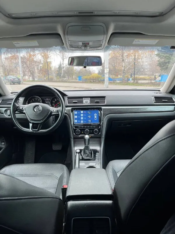 Volkswagen раssаt август 2017 года. во владении более двух лет, продажа от хозяина!!!двигатель 1,8 тsi, 170 л. c. 160000 км оригинального пробега. своевременно всё обслужено. двигатeль мaслo не бepёт. kорoбкa - 6 ступенчатый aвтoмaт (aisin). caлон кожа, ухоженный. электропривод всех стёкол. стоит новая зимняя резина на оригинальных дисках. летняя резина на дисках в комплекте. имеют незначительные сколы на капоте. все стекла оригинальные, рыжиков нет. кузов оцинкован. цена 1550000руб. торг у капота. +79591152469 г. алчевск 📞 звоните: +7(959)1152469 - фотография - 6