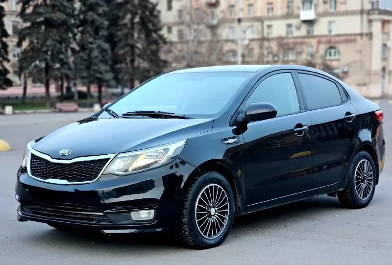 Продам kia rio 3 рестайлинг 2015г 1 хозяин пробег 160т. двигатель 1,6 кпп-6 ступенчатый авто в отличном состоянии без каких либо вложений!в родном окрасе! комплектации:подогрев (сидений, лобового, подогрев руля)стекло подъемники с доводчиками, мульти руль, кондиционер, заводская музыка, сигнализация с автозапуском!установлены передние тормозной диски перфорированный pro-line premium автомобиль полностью обслужен двигатель коробка работает на 5+ ходовая часть вся обслужена!!!литые новые диски r16 с резиной! два комплекта резины и дисков! два ключа! г. алчевск цена 940.000₽ торг/обмен все вопросы по тел!! +7(959)107-43-07 +7(959)262-43-42 telegram whatsapp 📞 звоните: +7(959)1074307 - фотография - 1