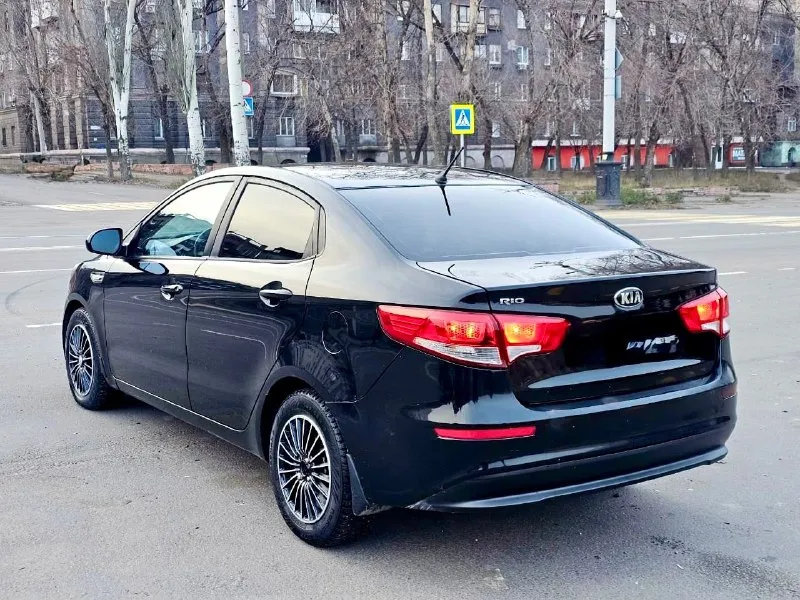 Продам kia rio 3 рестайлинг 2015г 1 хозяин пробег 160т. двигатель 1,6 кпп-6 ступенчатый авто в отличном состоянии без каких либо вложений!в родном окрасе! комплектации:подогрев (сидений, лобового, подогрев руля)стекло подъемники с доводчиками, мульти руль, кондиционер, заводская музыка, сигнализация с автозапуском!установлены передние тормозной диски перфорированный pro-line premium автомобиль полностью обслужен двигатель коробка работает на 5+ ходовая часть вся обслужена!!!литые новые диски r16 с резиной! два комплекта резины и дисков! два ключа! г. алчевск цена 940.000₽ торг/обмен все вопросы по тел!! +7(959)107-43-07 +7(959)262-43-42 telegram whatsapp 📞 звоните: +7(959)1074307 - фотография - 3