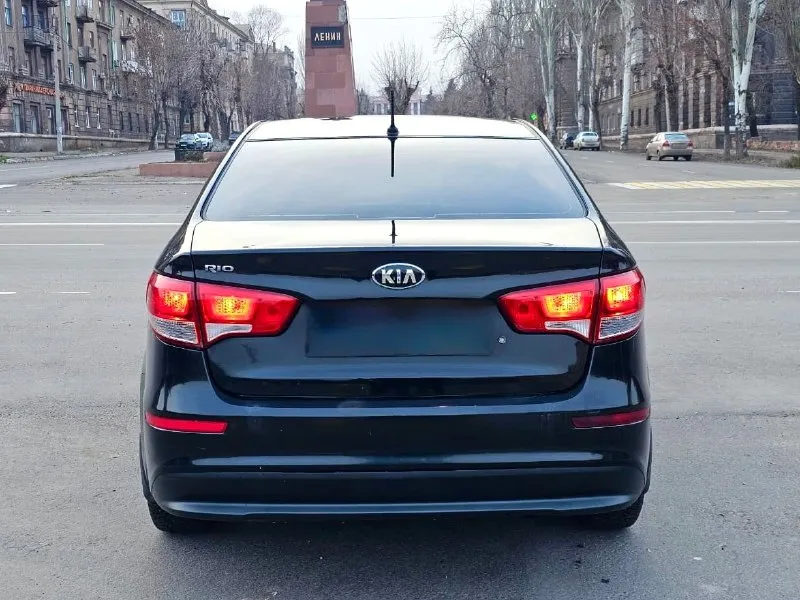 Продам kia rio 3 рестайлинг 2015г 1 хозяин пробег 160т. двигатель 1,6 кпп-6 ступенчатый авто в отличном состоянии без каких либо вложений!в родном окрасе! комплектации:подогрев (сидений, лобового, подогрев руля)стекло подъемники с доводчиками, мульти руль, кондиционер, заводская музыка, сигнализация с автозапуском!установлены передние тормозной диски перфорированный pro-line premium автомобиль полностью обслужен двигатель коробка работает на 5+ ходовая часть вся обслужена!!!литые новые диски r16 с резиной! два комплекта резины и дисков! два ключа! г. алчевск цена 940.000₽ торг/обмен все вопросы по тел!! +7(959)107-43-07 +7(959)262-43-42 telegram whatsapp 📞 звоните: +7(959)1074307 - фотография - 6