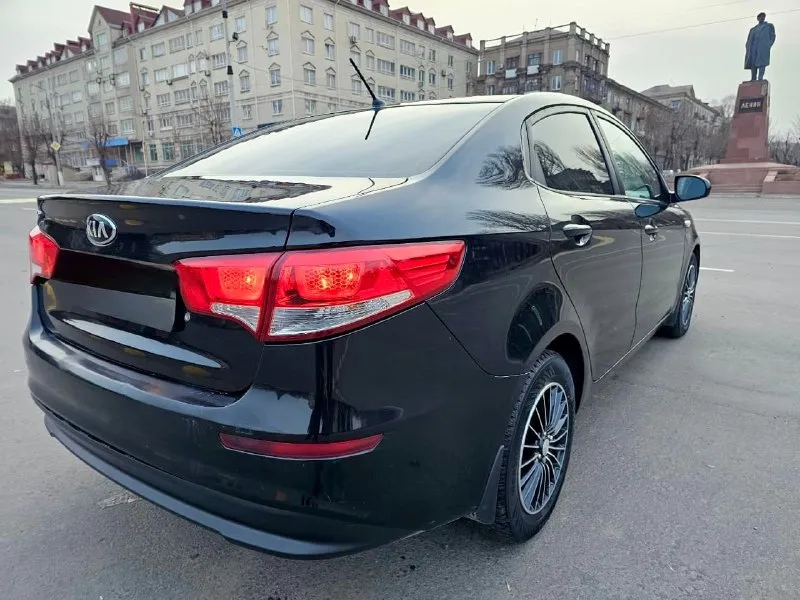 Продам kia rio 3 рестайлинг 2015г 1 хозяин пробег 160т. двигатель 1,6 кпп-6 ступенчатый авто в отличном состоянии без каких либо вложений!в родном окрасе! комплектации:подогрев (сидений, лобового, подогрев руля)стекло подъемники с доводчиками, мульти руль, кондиционер, заводская музыка, сигнализация с автозапуском!установлены передние тормозной диски перфорированный pro-line premium автомобиль полностью обслужен двигатель коробка работает на 5+ ходовая часть вся обслужена!!!литые новые диски r16 с резиной! два комплекта резины и дисков! два ключа! г. алчевск цена 940.000₽ торг/обмен все вопросы по тел!! +7(959)107-43-07 +7(959)262-43-42 telegram whatsapp 📞 звоните: +7(959)1074307 - фотография - 7