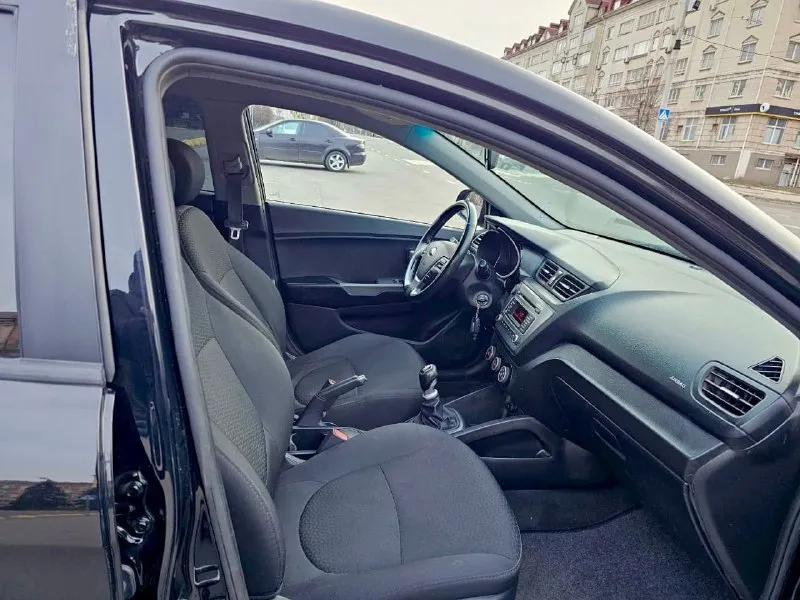 Продам kia rio 3 рестайлинг 2015г 1 хозяин пробег 160т. двигатель 1,6 кпп-6 ступенчатый авто в отличном состоянии без каких либо вложений!в родном окрасе! комплектации:подогрев (сидений, лобового, подогрев руля)стекло подъемники с доводчиками, мульти руль, кондиционер, заводская музыка, сигнализация с автозапуском!установлены передние тормозной диски перфорированный pro-line premium автомобиль полностью обслужен двигатель коробка работает на 5+ ходовая часть вся обслужена!!!литые новые диски r16 с резиной! два комплекта резины и дисков! два ключа! г. алчевск цена 940.000₽ торг/обмен все вопросы по тел!! +7(959)107-43-07 +7(959)262-43-42 telegram whatsapp 📞 звоните: +7(959)1074307 - фотография - 9