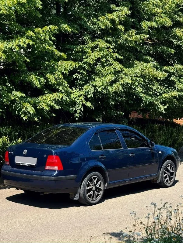 Продам volkswagen bora 2002 года родное лкп, машина без дтп. мотор 1,6 самый простой атмосферный, 101 лс. откапитален 10-15 тыс. км. назад масло не ест, замена каждые 8 т. км. ходовая в отличном состоянии, машина обслуживается должным образом, так как одна в семье. ошибок нет никаких. коробка 5- ступка механика, работает отлично, ничего не вылетает не выбивает не воет. все что есть в авто все работает, даже корректор фар. фары в полиуретановой защитной пленке, отполированы с двух сторон, доустановлены би лед линзы. авто на усиленных пружинах, с увеличенным клиренсом. до установлена сигнализация с обратной связью starline. 16-е диски на новой зимней резине, 24 года. хозяин я, любой вид переоформления. отличный вариант по цене мертвых ланосов и гнилых приор) цена 400.000₽ детальнее в личные сообщения либо по номеру +79493151500 📞 звоните: +7(949)3151500 - фотография - 2