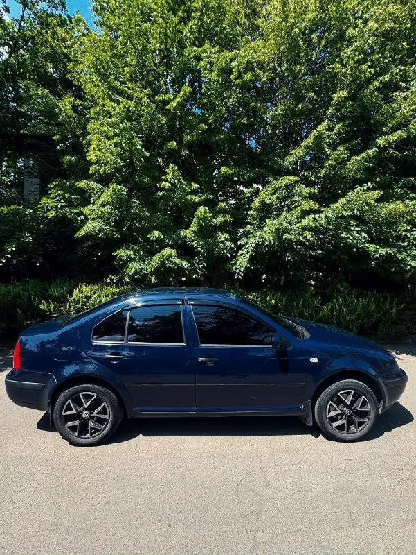 Продам volkswagen bora 2002 года родное лкп, машина без дтп. мотор 1,6 самый простой атмосферный, 101 лс. откапитален 10-15 тыс. км. назад масло не ест, замена каждые 8 т. км. ходовая в отличном состоянии, машина обслуживается должным образом, так как одна в семье. ошибок нет никаких. коробка 5- ступка механика, работает отлично, ничего не вылетает не выбивает не воет. все что есть в авто все работает, даже корректор фар. фары в полиуретановой защитной пленке, отполированы с двух сторон, доустановлены би лед линзы. авто на усиленных пружинах, с увеличенным клиренсом. до установлена сигнализация с обратной связью starline. 16-е диски на новой зимней резине, 24 года. хозяин я, любой вид переоформления. отличный вариант по цене мертвых ланосов и гнилых приор) цена 400.000₽ детальнее в личные сообщения либо по номеру +79493151500 📞 звоните: +7(949)3151500 - фотография - 3