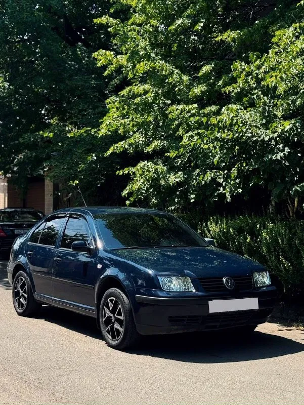 Продам volkswagen bora 2002 года родное лкп, машина без дтп. мотор 1,6 самый простой атмосферный, 101 лс. откапитален 10-15 тыс. км. назад масло не ест, замена каждые 8 т. км. ходовая в отличном состоянии, машина обслуживается должным образом, так как одна в семье. ошибок нет никаких. коробка 5- ступка механика, работает отлично, ничего не вылетает не выбивает не воет. все что есть в авто все работает, даже корректор фар. фары в полиуретановой защитной пленке, отполированы с двух сторон, доустановлены би лед линзы. авто на усиленных пружинах, с увеличенным клиренсом. до установлена сигнализация с обратной связью starline. 16-е диски на новой зимней резине, 24 года. хозяин я, любой вид переоформления. отличный вариант по цене мертвых ланосов и гнилых приор) цена 400.000₽ детальнее в личные сообщения либо по номеру +79493151500 📞 звоните: +7(949)3151500 - фотография - 4