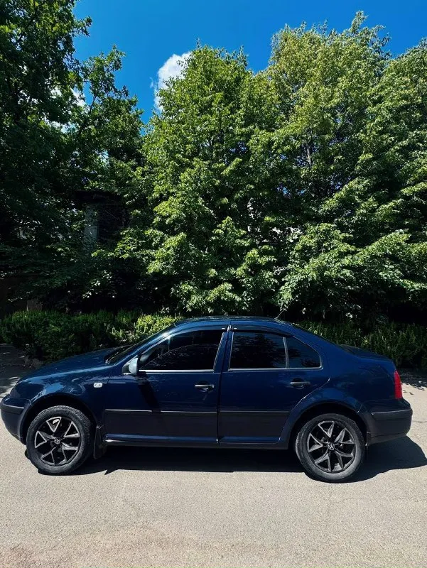 Продам volkswagen bora 2002 года родное лкп, машина без дтп. мотор 1,6 самый простой атмосферный, 101 лс. откапитален 10-15 тыс. км. назад масло не ест, замена каждые 8 т. км. ходовая в отличном состоянии, машина обслуживается должным образом, так как одна в семье. ошибок нет никаких. коробка 5- ступка механика, работает отлично, ничего не вылетает не выбивает не воет. все что есть в авто все работает, даже корректор фар. фары в полиуретановой защитной пленке, отполированы с двух сторон, доустановлены би лед линзы. авто на усиленных пружинах, с увеличенным клиренсом. до установлена сигнализация с обратной связью starline. 16-е диски на новой зимней резине, 24 года. хозяин я, любой вид переоформления. отличный вариант по цене мертвых ланосов и гнилых приор) цена 400.000₽ детальнее в личные сообщения либо по номеру +79493151500 📞 звоните: +7(949)3151500 - фотография - 6