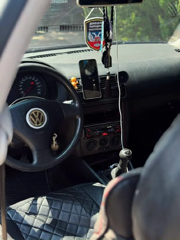 Продам volkswagen bora 2002 года родное лкп, машина без дтп. мотор 1,6 самый простой атмосферный, 101 лс. откапитален 10-15 тыс. км. назад масло не ест, замена каждые 8 т. км. ходовая в отличном состоянии, машина обслуживается должным образом, так как одна в семье. ошибок нет никаких. коробка 5- ступка механика, работает отлично, ничего не вылетает не выбивает не воет. все что есть в авто все работает, даже корректор фар. фары в полиуретановой защитной пленке, отполированы с двух сторон, доустановлены би лед линзы. авто на усиленных пружинах, с увеличенным клиренсом. до установлена сигнализация с обратной связью starline. 16-е диски на новой зимней резине, 24 года. хозяин я, любой вид переоформления. отличный вариант по цене мертвых ланосов и гнилых приор) цена 400.000₽ детальнее в личные сообщения либо по номеру +79493151500 📞 звоните: +7(949)3151500 - фотография - 7