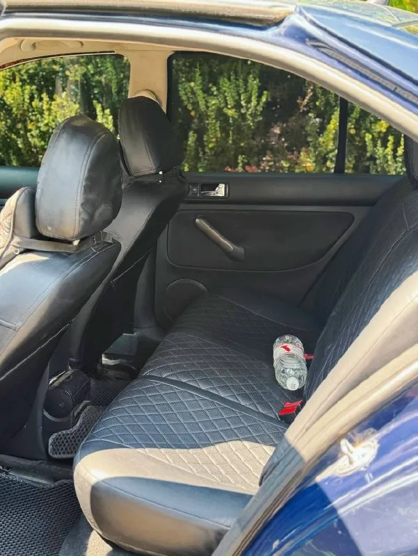 Продам volkswagen bora 2002 года родное лкп, машина без дтп. мотор 1,6 самый простой атмосферный, 101 лс. откапитален 10-15 тыс. км. назад масло не ест, замена каждые 8 т. км. ходовая в отличном состоянии, машина обслуживается должным образом, так как одна в семье. ошибок нет никаких. коробка 5- ступка механика, работает отлично, ничего не вылетает не выбивает не воет. все что есть в авто все работает, даже корректор фар. фары в полиуретановой защитной пленке, отполированы с двух сторон, доустановлены би лед линзы. авто на усиленных пружинах, с увеличенным клиренсом. до установлена сигнализация с обратной связью starline. 16-е диски на новой зимней резине, 24 года. хозяин я, любой вид переоформления. отличный вариант по цене мертвых ланосов и гнилых приор) цена 400.000₽ детальнее в личные сообщения либо по номеру +79493151500 📞 звоните: +7(949)3151500 - фотография - 8