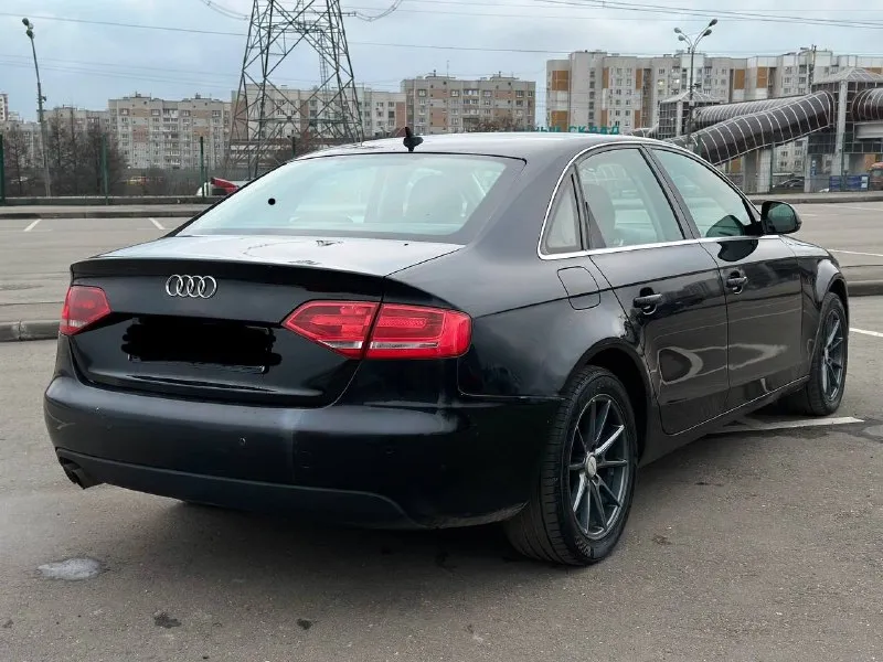 Audi a4 2008 1.8 at 250.000 км. в продаже немецкая легенда, общее состояние хорошее! для своих лет можно сказать отлично! начнем с мотора- работает тихо ровно, едет шикарно. по коробке вопрос нет, переключает как нужно по кузову вся ровная и красивая! есть крашенные элементы, машина не билась, автотека зелёная, пробег подтвержден. шпаклевки нет! по салону в хорошем состоянии, подогревы работают, климат справляется отлично. стоит музыка harman kardon. по ходовой она вся меняна, не стучит не гремит. ограничений нет, переоформление спокойно! за авто прошу 900.000 рублей. торг у капота +7 (978) 459-85-60 📞 звоните: +7(978)4598560 - фотография - 3