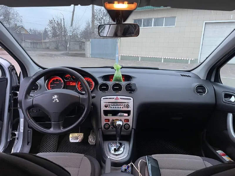 Всем привет продам peugeot 408 2013 год в хорошем состоянии по ходовой части всё хорошо двигатель отлично работает 1.6 автомат коробка листает чётко без каких либо пинков двух зонный климат контроль авто в хорошей комплектации хорошая и качественная аудио система всё работает пробег 287000 цена авто 600.000р торг есть звонить по номеру +79490768902 📲 tg: @king_moscow_9999 📞 звоните: +7(949)0768902 - фотография - 8