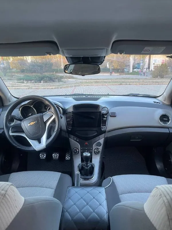 Шевроле круз 2010г с родным пробегом 97тыс (подтверждают записи в автотеке) машина в состоянии новой цена 920тыс. 💰 самый надежный двигатель 1.6 с механической коробкой передач машина полностью обслужена и вложений не требует мотор работает тихо кузов в отличнейшем состоянии в родной краске за исключением 2 элементов все стекла родные, лобовое без сколов камера заднего вида, передние и задние парктроники замена грм была на пробеге 70тыс. от машины не избавляюсь покажу в любое удобное время также могу предоставить отчет автотеки с документами порядок, учет на мне, 180 регион, могу присутствовать при переоформлении +79781030605 +79495506978 г. донецк - фотография - 5