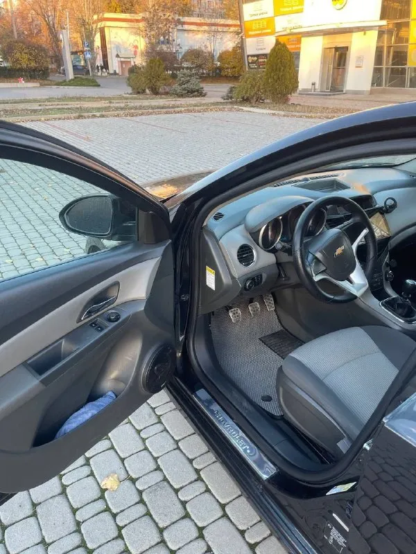 Шевроле круз 2010г с родным пробегом 97тыс (подтверждают записи в автотеке) машина в состоянии новой цена 920тыс. 💰 самый надежный двигатель 1.6 с механической коробкой передач машина полностью обслужена и вложений не требует мотор работает тихо кузов в отличнейшем состоянии в родной краске за исключением 2 элементов все стекла родные, лобовое без сколов камера заднего вида, передние и задние парктроники замена грм была на пробеге 70тыс. от машины не избавляюсь покажу в любое удобное время также могу предоставить отчет автотеки с документами порядок, учет на мне, 180 регион, могу присутствовать при переоформлении +79781030605 +79495506978 г. донецк - фотография - 6