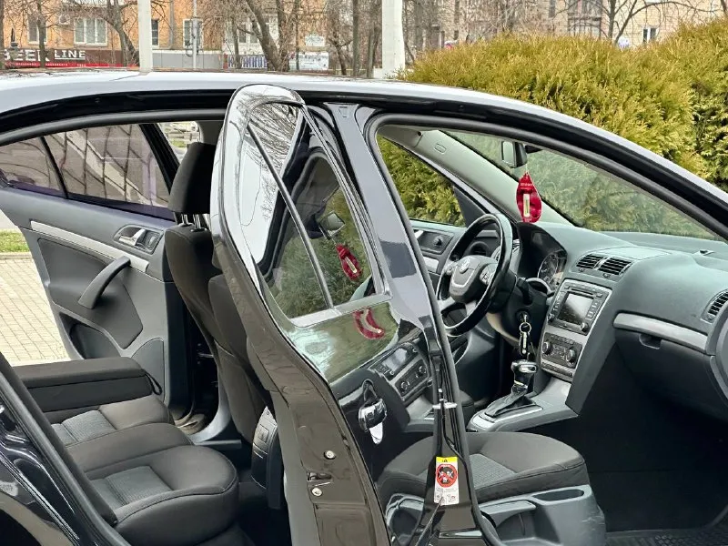 Skoda octavia a5 рестайлинг 1.8t на обычном автомате asin! автомобиль в идеальном состоянии, по другому не напишешь, так как автомобиль обслужен до мелочей абсолютно, двигатель 1.8t в паре с 6 ступенчатым автоматом, самая лучшая связка! год 2012г, комплектация максимальная! подогрев всех сидений! мульти руль, круиз контроль, сигнализация starlina автозапуск с ключа! что хорошо в зимнее время)) климат контроль, складывание зеркал, и многое другое! по ходовой нечего не стучит не гремит, пробег родной 177тыс, км все подтверждено, своими словами тот кто купит останется доволен, с документами полностью порядок! цена 🍋1.080тыс₽ звоните +7949-551-68-75 📲 tg: n.77 📞 звоните: +7(949)5516875 - фотография - 7