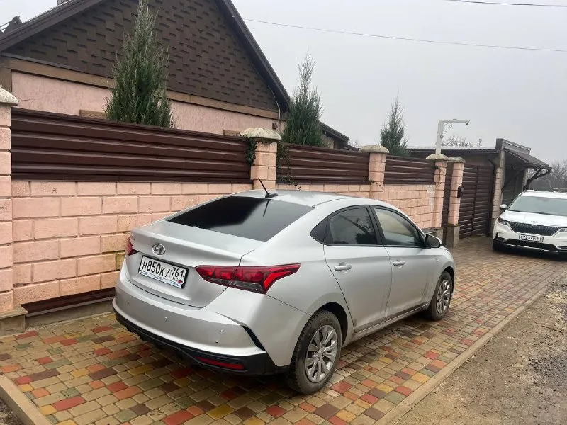 Продаю hyundai solaris (хюндай солярис), 2021 г. в.. пробег 97000 км, один владелец. ничего делать не нужно. полностью обслужена. акпп. катализатор отшит, прошита. без дтп, стекла + полностью родной. цена 1,570 млн. (небольшой торг) +7 949 367 8419 - фотография - 2