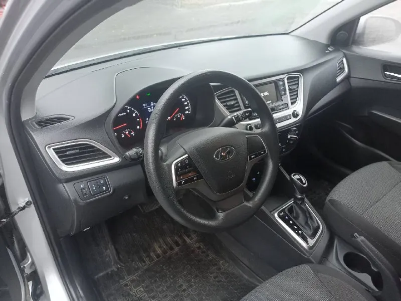 Продаю hyundai solaris (хюндай солярис), 2021 г. в.. пробег 97000 км, один владелец. ничего делать не нужно. полностью обслужена. акпп. катализатор отшит, прошита. без дтп, стекла + полностью родной. цена 1,570 млн. (небольшой торг) +7 949 367 8419 - фотография - 3