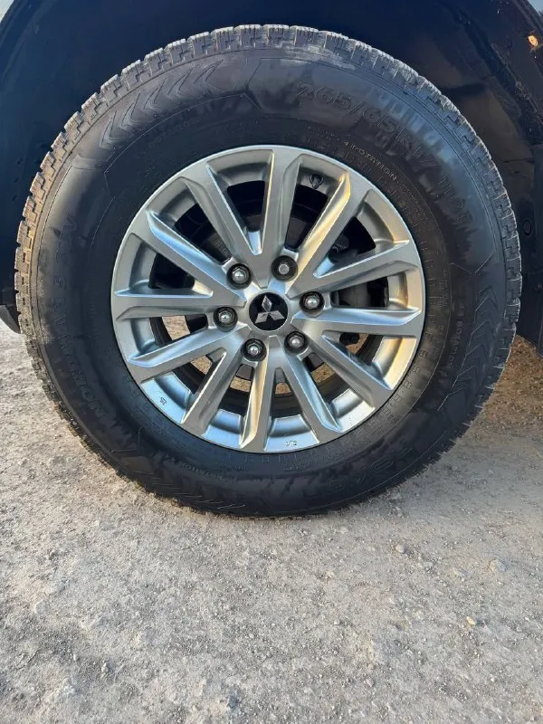 2014 г. (последний рестайлинг) продаётся mitsubishi pajero в максимальной комплектации с надёжным бензиновым двигателем 3.0 л и автоматической коробкой передач. автомобиль сочетает комфорт бизнес-класса и настоящие внедорожные возможности. основные преимущества: последний рестайлинг двигатель 3.0 бензин — проверенная надёжность полностью led-оптика, фары в тонированной бронеплёнке доработанная аудиосистема — качественный звук для ценителей кожаный салон идеальное техническое и внешнее состояние без дтп, кузов в родной геометрии 2 комплекта оригинальных дисков: зима / лето автомобиль ухоженный, вложений не требует. полностью готов к эксплуатации, все по регламенту, в оригинале. цена: 2 150 000 ₽ торг при осмотре авто. подробнее по телефону +79495683969 звоните, отвечу на все вопросы. 📲 tg: @alphamind777 - фотография - 10