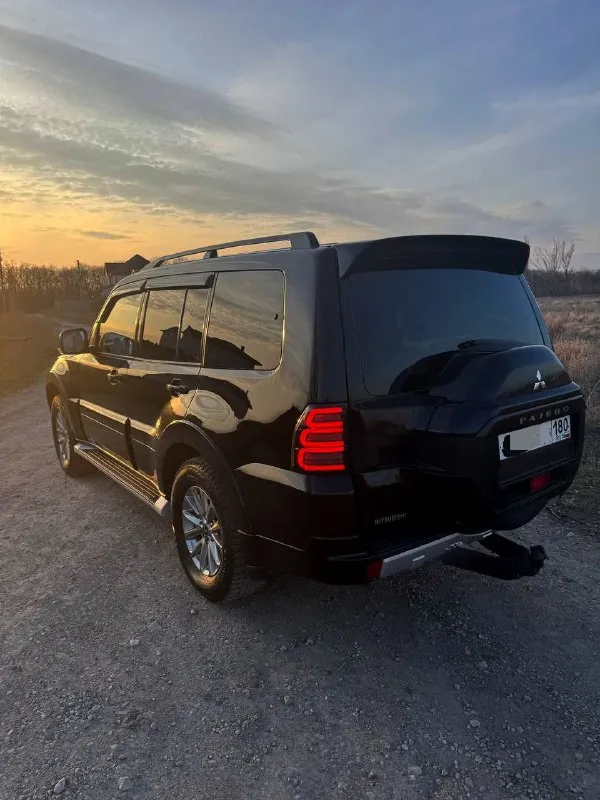2014 г. (последний рестайлинг) продаётся mitsubishi pajero в максимальной комплектации с надёжным бензиновым двигателем 3.0 л и автоматической коробкой передач. автомобиль сочетает комфорт бизнес-класса и настоящие внедорожные возможности. основные преимущества: последний рестайлинг двигатель 3.0 бензин — проверенная надёжность полностью led-оптика, фары в тонированной бронеплёнке доработанная аудиосистема — качественный звук для ценителей кожаный салон идеальное техническое и внешнее состояние без дтп, кузов в родной геометрии 2 комплекта оригинальных дисков: зима / лето автомобиль ухоженный, вложений не требует. полностью готов к эксплуатации, все по регламенту, в оригинале. цена: 2 150 000 ₽ торг при осмотре авто. подробнее по телефону +79495683969 звоните, отвечу на все вопросы. 📲 tg: @alphamind777 - фотография - 4