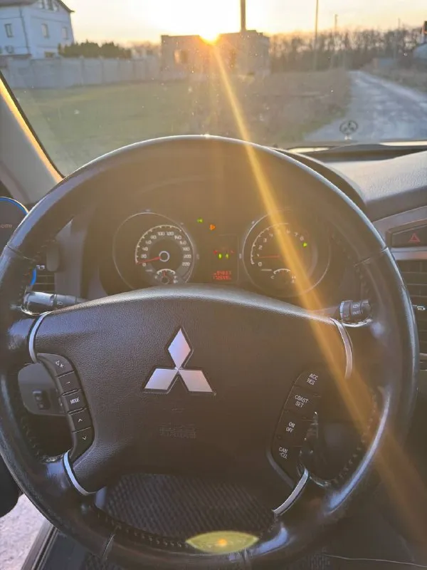 2014 г. (последний рестайлинг) продаётся mitsubishi pajero в максимальной комплектации с надёжным бензиновым двигателем 3.0 л и автоматической коробкой передач. автомобиль сочетает комфорт бизнес-класса и настоящие внедорожные возможности. основные преимущества: последний рестайлинг двигатель 3.0 бензин — проверенная надёжность полностью led-оптика, фары в тонированной бронеплёнке доработанная аудиосистема — качественный звук для ценителей кожаный салон идеальное техническое и внешнее состояние без дтп, кузов в родной геометрии 2 комплекта оригинальных дисков: зима / лето автомобиль ухоженный, вложений не требует. полностью готов к эксплуатации, все по регламенту, в оригинале. цена: 2 150 000 ₽ торг при осмотре авто. подробнее по телефону +79495683969 звоните, отвечу на все вопросы. 📲 tg: @alphamind777 - фотография - 6