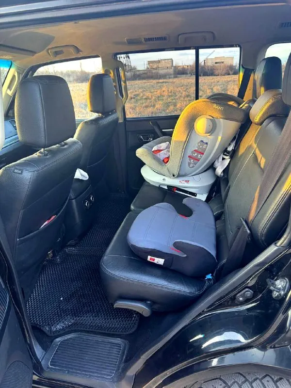 2014 г. (последний рестайлинг) продаётся mitsubishi pajero в максимальной комплектации с надёжным бензиновым двигателем 3.0 л и автоматической коробкой передач. автомобиль сочетает комфорт бизнес-класса и настоящие внедорожные возможности. основные преимущества: последний рестайлинг двигатель 3.0 бензин — проверенная надёжность полностью led-оптика, фары в тонированной бронеплёнке доработанная аудиосистема — качественный звук для ценителей кожаный салон идеальное техническое и внешнее состояние без дтп, кузов в родной геометрии 2 комплекта оригинальных дисков: зима / лето автомобиль ухоженный, вложений не требует. полностью готов к эксплуатации, все по регламенту, в оригинале. цена: 2 150 000 ₽ торг при осмотре авто. подробнее по телефону +79495683969 звоните, отвечу на все вопросы. 📲 tg: @alphamind777 - фотография - 7