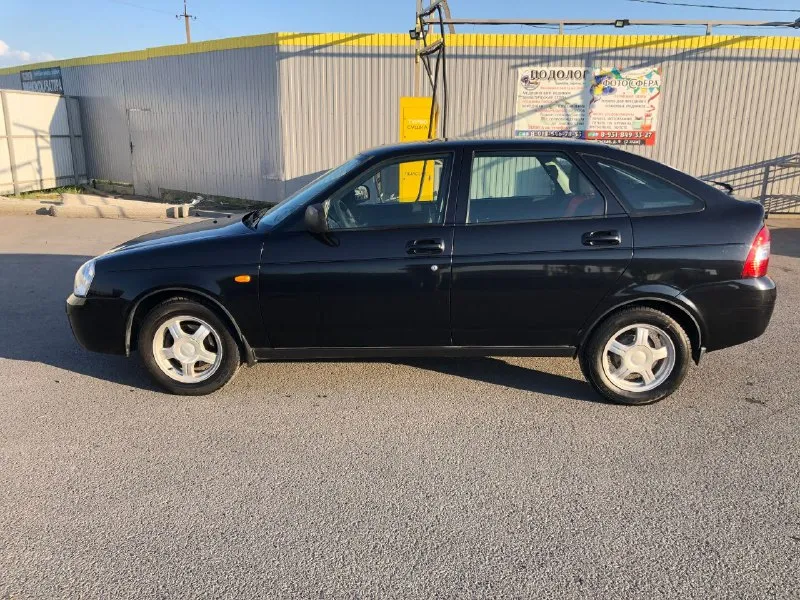 Продаётся lada priora купленная у официального дилера и до сих пор в одних руках❗️ пробег: 95126 км. -не окрашен не один элемент -т. о.проходилось с опережением регламента. -есть сервисная книжка. комплектация •двигатель 1,6 •подушка безопасности •электро стеклоподъемники (передние) •электро регулировка зеркал •ксеноновые фары •противотуманки (перед, зад) •гидроусилитель руля •подогрев зеркал и заднего стекла •бортовой компьютер всё работает!!! 500000₽ и торг! телефон: +79613022912. +79493015603 - фотография - 2