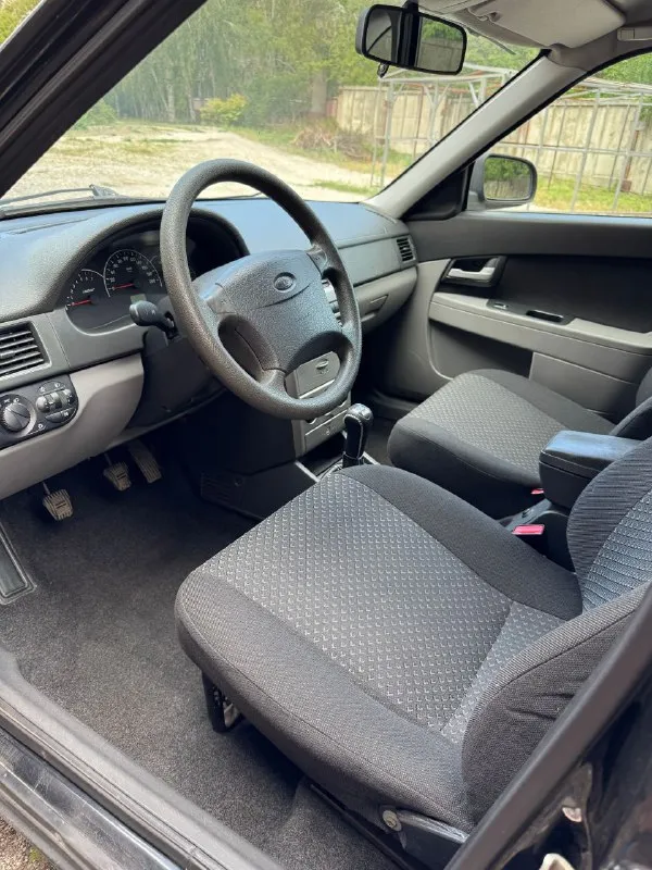 Продаётся lada priora купленная у официального дилера и до сих пор в одних руках❗️ пробег: 95126 км. -не окрашен не один элемент -т. о.проходилось с опережением регламента. -есть сервисная книжка. комплектация •двигатель 1,6 •подушка безопасности •электро стеклоподъемники (передние) •электро регулировка зеркал •ксеноновые фары •противотуманки (перед, зад) •гидроусилитель руля •подогрев зеркал и заднего стекла •бортовой компьютер всё работает!!! 500000₽ и торг! телефон: +79613022912. +79493015603 - фотография - 5