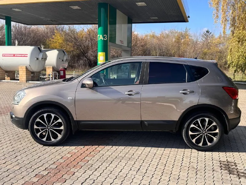 К вашему вниманию 🦅 nissan qashqai 2009 года рестайлинг 197 000 родного пробега, 2 владельца !!! автомобиль в идеальном состоянии родном окрасе!!! один косметический окрас !!! все стекла родные включая лобового. пробег родной. автотека зелёная. что рассказать о машине, машина вся в хорошем состоянии стоит авто запуск фирмы старлайн. ни каких вложений не требует цена 850 000 руб +79405095858 +79895435743 телеграм ватсап 📲 tg: николай н а 📞 звоните: +7(989)5435743 - фотография - 5