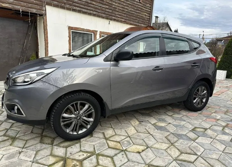 К вашему вниманию hyundai ix35 2014 года мотор 2.0 бензин пробег 185 тыс родного в идеальном состоянии как по кузову так и технически мотор работает отдично тихо без посторонних шумов коробка работает как нужно переключает плавно не пинает не задерживает все в идеале автомобиль в родном окрасе 1-косметический окрас без дтп! одно притертость было в паркинге крашена одна дверь вторичка!!! все стекла родные кроме лобового поменяли камушек попал была трещина мешала обзору … в этом автомобиле есть все для комфортной езды. юридически чистый автомобиль!!! продажа по договору купли-продажи или через мрэо!!!! комплектация -датчик света: -датчик дождя: -круиз контроль: -доводчики стёкол: -подогревы всех сидений: -помощь при спуске: -адаптивные фары: -парктроники: -4 стекло подъёмника: -электро зеркала: -подогрев зеркал заднего вида: -бортовой компьютер: цена 1 390 000 тел +79495095858 тел +79895435743 тел-ватс. 📲 tg: н 📲 tg: николай н а 📞 звоните: +7(949)5095858 - фотография - 2